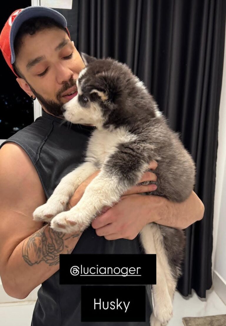 Cliente do canil Jackmel com seu filhote de Husky